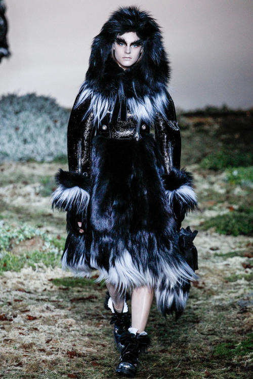 Alexander-McQueen-Fall-2014-Ready-to-Wear-5